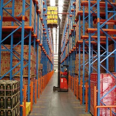 Motor industrial em estantes de armazenagem